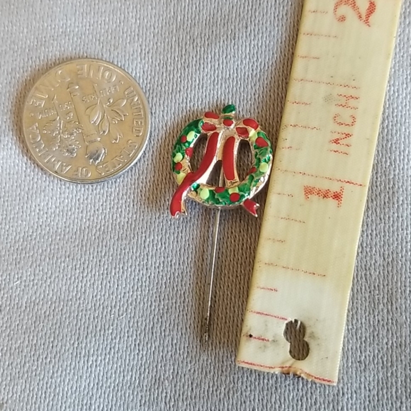 CHRISTMAS WREATH lapel pin Vintage - Picture 2 of 3